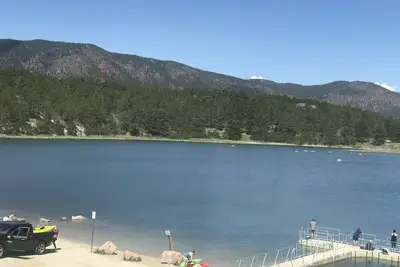 Image de Belle nouvelle maison au bord du lac avec unité de plain-pied! 4 couchages