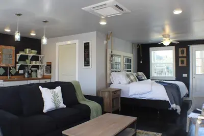 Image de 2nd Street Retreat: Cozy Studio -So Close You Can Walk/Bike Downtown Bentonville