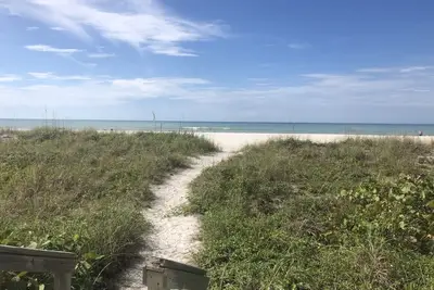 Image de Condo front de mer le long du golfe avec terrasse / vue / piscine chauffée