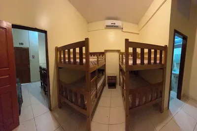 Image de Appartement w / deux triliches dans la chambre intégrée avec salon et cuisine.