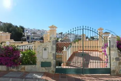 Image de Maison de ville dans le quartier populaire Almandros de Nerja, à proximité de la plage et du centre-ville
