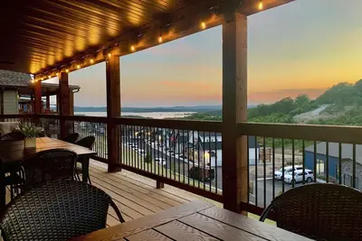 Image de Mossy Rock Lodge à Chateau Cove! Vue sur le lac! Table de billard, foyer, Brand New!