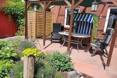 Image de Maison de campagne de la Frise orientale avec grand jardin clôturé et étang naturel