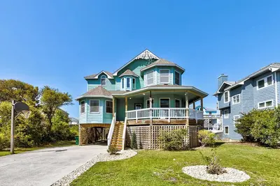 Image de Secret victorien | 350 pieds de la plage | Bain à remous, piscine communautaire | Corolle