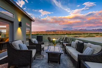 Image de 6 chambres all Suites Stunner contemporain parfait pour les grands groupes pour 24 personnes