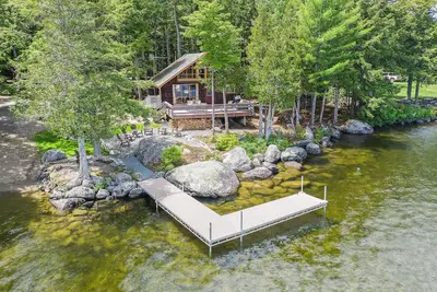 Image de Journey's End sur l'étang vierge de Beech Hill près de Acadia et Bar Harbor, Me