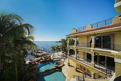 Image de Swfl Rentals - Le Domaine de Winslet - Superbe 6800 Sq. Ft. Propriété de luxe sur la rivière Caloosahatchee