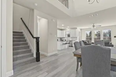 Image de Tout nouveau 3br / 2. Maison de ville 5ba au large du président Bush Turnpike