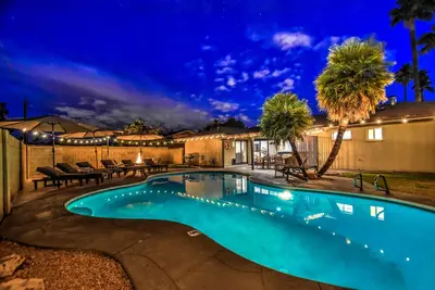 Image de ☆ Piscine ☆ Foyer, Lumières de bistrot ☆ Cour arrière ☆ Grill ☆ Câble