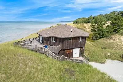 Image de Cottage octogone unique sur le lac Michigan entouré de dunes et un parc du comté!