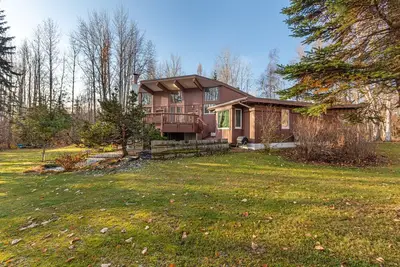 Image de Charmante maison de studio sur trois acres avec terrasse arrière - près de l'université - chiens Ok