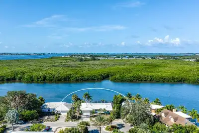 Image de Nouveau! Piscine privée au bord de l’eau / spa avec amarrage disponible!