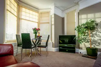 Image de Appartement au rez-de-chaussée récemment rénové. Emplacement central avec parking hors route.