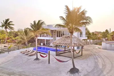 Image de Maison moderne en bord de mer avec piscine, palapa et voiturette de golf gratuite - 14 personnes