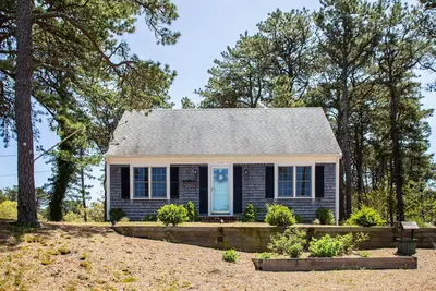 Image de Beautiful Corner Cape à seulement un mille de la plage!