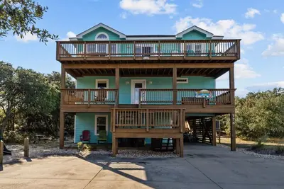 Image de Family Fun House! Piscine privée, Putting Green, promenade jusqu'à la plage, bain à remous, salle de jeux
