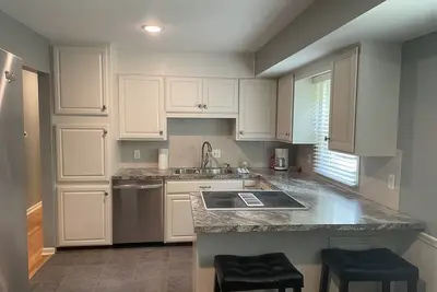 Image de **Nouveau! Zoo Suite-Swim Trial Dates Disponible! Petit Italie / Jardins De Laurtizen Dwntown