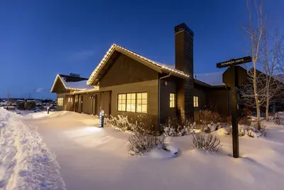 Image de Vente Flash | Cairn Cottage 24 | À 20min de Mtn | 10min du centre-ville | Jacuzzi