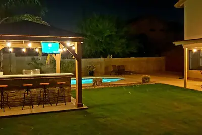 Image de Piscine, putting green, cuisine extérieure, table de billard et plus! 14 personnes!