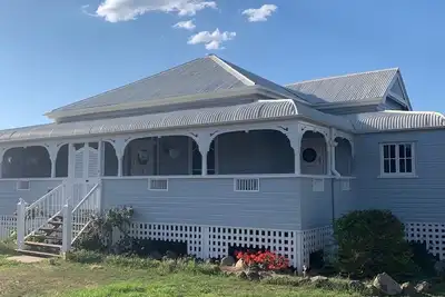 Image de Queenslander rénové avec piscine - près de la ville!