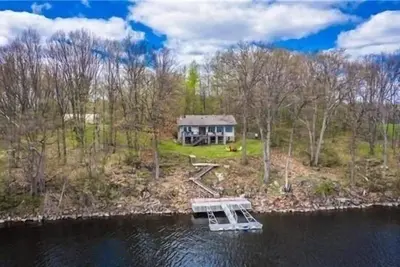 Image de Camp privé isolé sur le lac noir