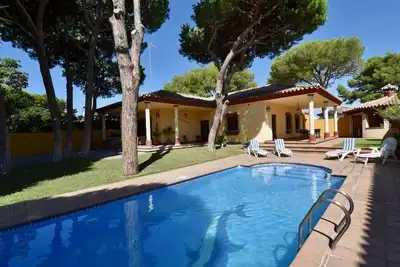 Image de Villa avec jardin, grand espace barbecue, piscine