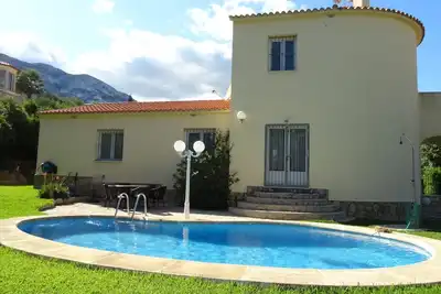 Image de Belle villa de vacances avec piscine privée, jardin, climatisation, Wi-Fi et barbecue