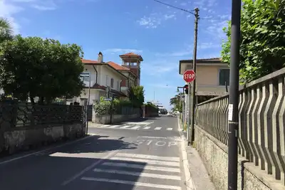 Image de Traditional apartment, 100m from the beach and right in the centre of Marina di Massa. First floor w