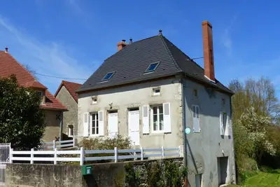 Image de Gîte de Charme Rénové avec Spa, Jardin et Activités Familiales à Bransat