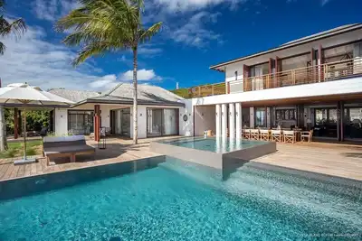Image de Vues à couper le souffle sur les îles et les couchers de soleil, piscine chauffée, salle de sport et court de tennis, Wifi gratuit