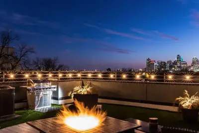 Image de Sur le toit avec vue! Par Uptown-Deep Ellum-LoGreenville!