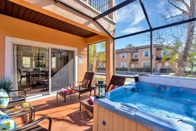Image de Maison de ville R2700 Regal Oaks Resort à 5 km du bain à remous privé de Disney Pas de frais d'établissement