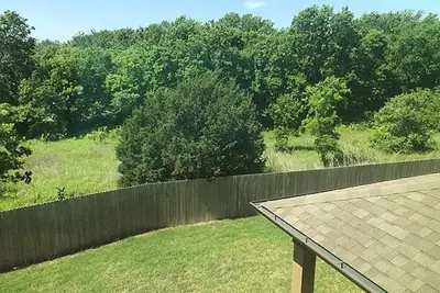 Image de Spacieux ~ 3000 sq ft Accueil w / Private Greenspace Yard