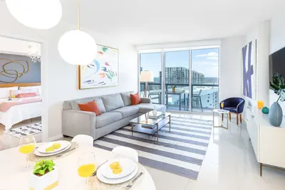 Image de Appartement design, 46ème étage, élégant et spa gratuit