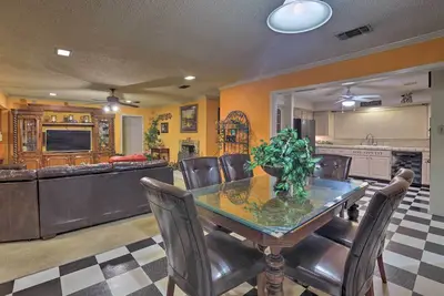 Image de Nouveau! Maison spacieuse w / Deck ~ 2 mi au lac Arlington!