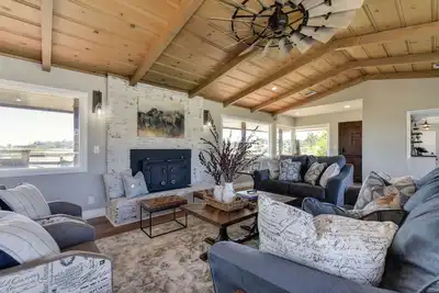 Image de Nouvelle Liste! Belle maison avec piscine sur une superficie!