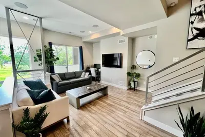 Image de Spa sur le toit privé! 360 vues! Belle maison de ville!
