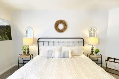 Image de Nouveau! Retraite Immaculée sur le bord d'Anchorage et à proximité des sentiers et du zoo