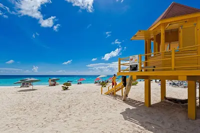 Image de Condo moderne en bord de mer avec piscine - Sapphire Beach 102