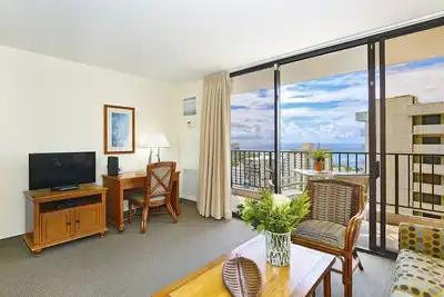 Image de Vues scintillantes sur l'océan! A / C, WiFi, piscine, parking, proche de la plage! 4 couchages.