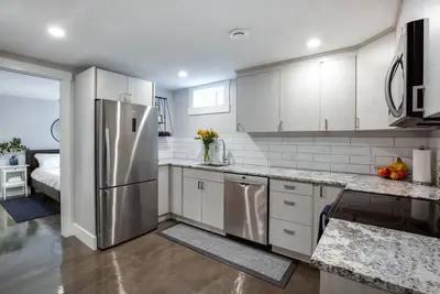Image de 2-Bdrm, Nouveau, magnifique sous-sol + garage! * Près de U of C, C-Train, Hôpitaux *