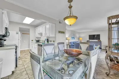 Image de Confortable unité de rez-de-chaussée rénovée - Villa Golf - sur le terrain de golf