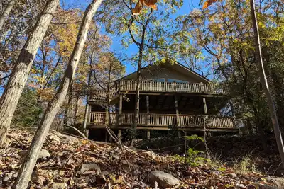 Image de Maison de famille fantastique avec vue sur la montagne sereine