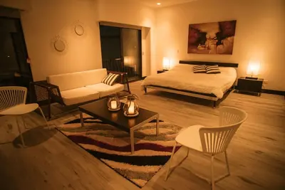 Image de Penthouse / Condo spacieux et élégant, à l'étage situé à 100 m de la plage.