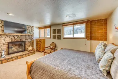 Image de Maison de ville moderne en montagne avec terrain de golf et vue sur la montagne, barbecue, piscine commune