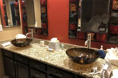 Image de Cette maison de ville est située dans la communauté fermée 55 + pour adultes = Apache Wells Ii. Emplacement idéal sur la ceinture verte avec orientation N / S. Piscine chauffée et spa Grand Club House et centre de remise en forme, salle de télévision a.