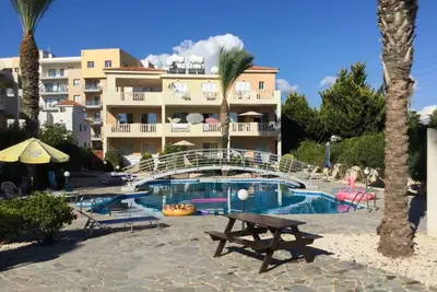 Image de Bel appartement au rez-de-chaussée avec 2 chambres à coucher, situé dans un endroit calme