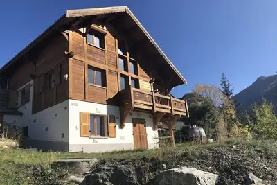Image de grand chalet baigné de lumière
