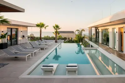 Image de Villa privée en pierre avec piscine intérieure chauffée