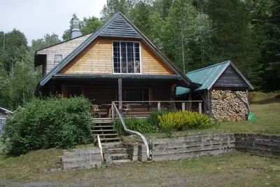 Image de Cabane en Rondins Dans les Bois Sortir, le Service Cellulaire de 10 Minutes en Voiture!
